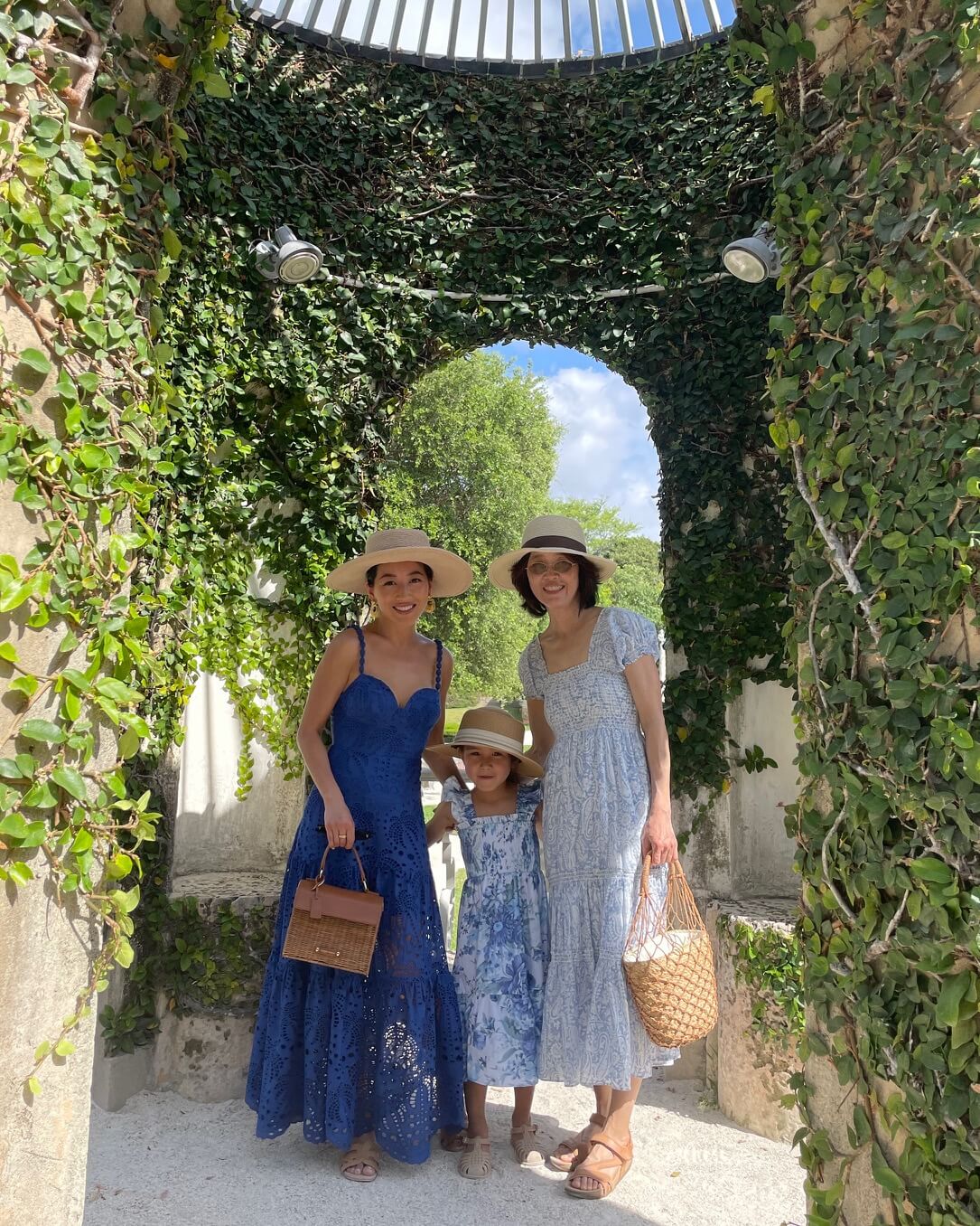 vizcaya gardens summer family photo outfits